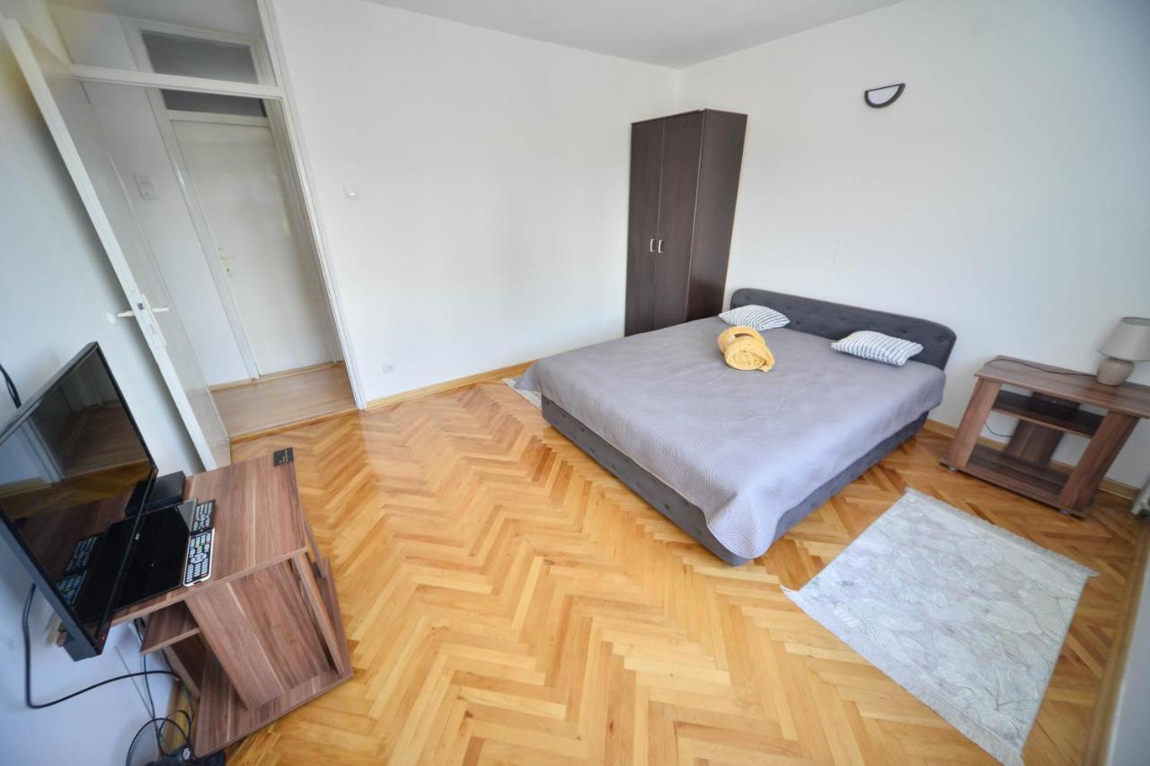 Apartman Centar Lux Apartment Пирот Екстериор снимка